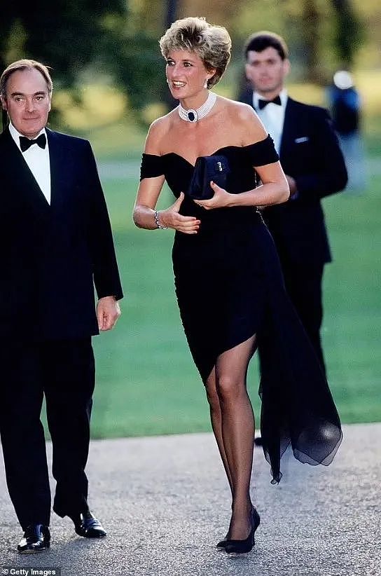戴安娜王妃63岁冥诞，细数她63套造型！蓝裙示威卡米拉，黑裙复仇查尔斯...（组图） - 10