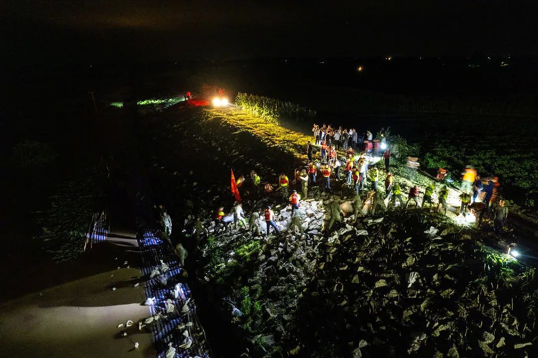 全国揪心！洞庭湖决堤口扩至上百米，18辆卡车紧急填堵，5000人紧急转移（视频/组图） - 10