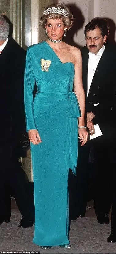 戴安娜王妃63岁冥诞，细数她63套造型！蓝裙示威卡米拉，黑裙复仇查尔斯...（组图） - 29