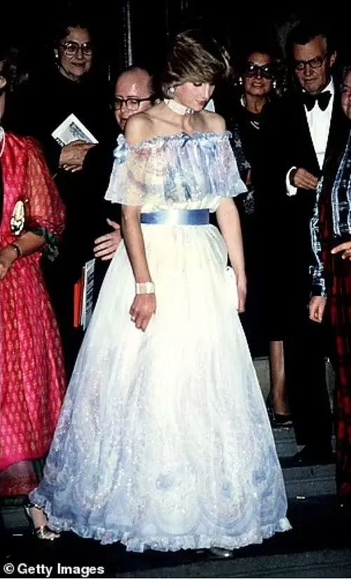 戴安娜王妃63岁冥诞，细数她63套造型！蓝裙示威卡米拉，黑裙复仇查尔斯...（组图） - 16