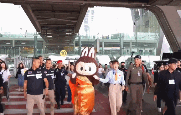 “招财系”中国女明星在泰国火成吉祥物，一落地万人接机（组图） - 6