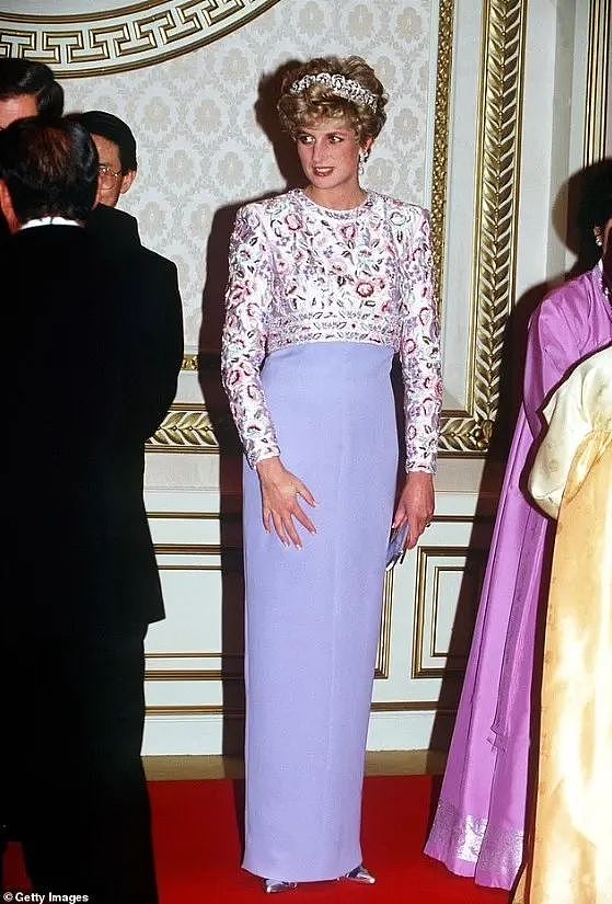 戴安娜王妃63岁冥诞，细数她63套造型！蓝裙示威卡米拉，黑裙复仇查尔斯...（组图） - 36