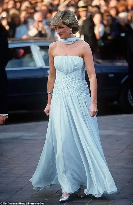 戴安娜王妃63岁冥诞，细数她63套造型！蓝裙示威卡米拉，黑裙复仇查尔斯...（组图） - 25