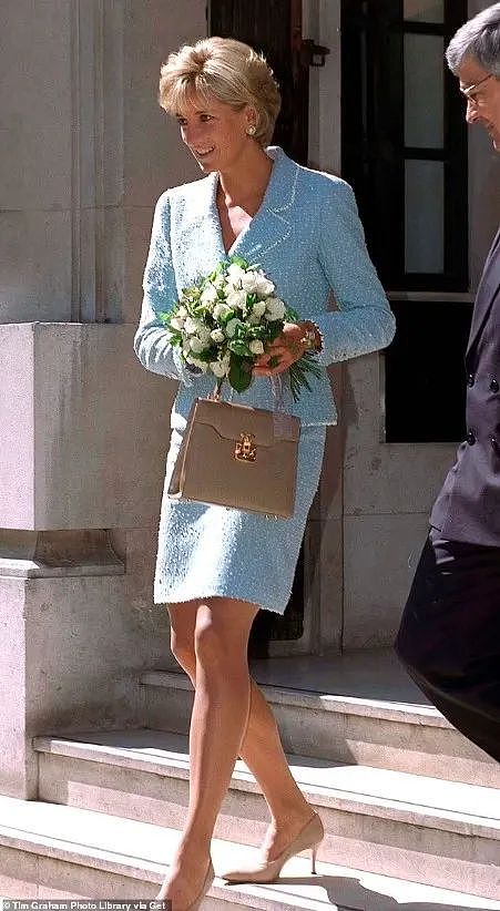 戴安娜王妃63岁冥诞，细数她63套造型！蓝裙示威卡米拉，黑裙复仇查尔斯...（组图） - 47