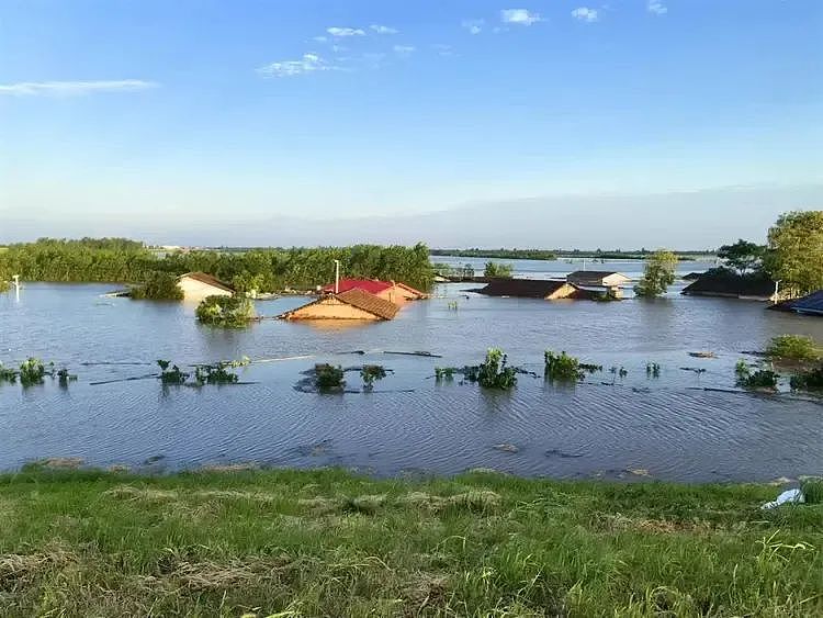 洞庭湖决堤口延伸至约150米！村民连夜撤离后，水漫上屋顶（组图） - 4