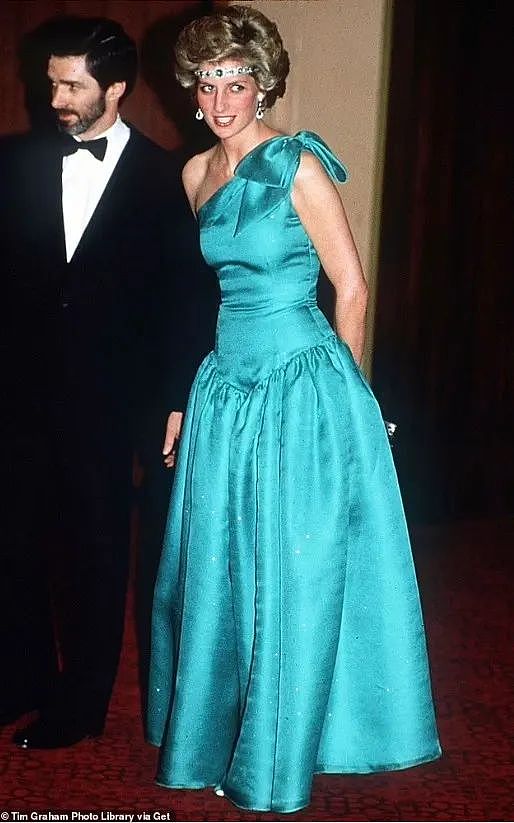 戴安娜王妃63岁冥诞，细数她63套造型！蓝裙示威卡米拉，黑裙复仇查尔斯...（组图） - 23