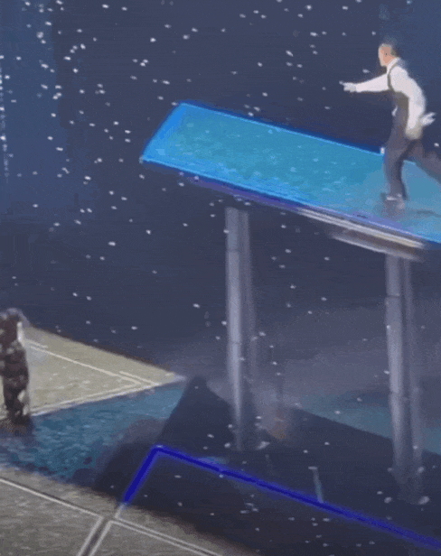 63岁刘德华演唱会滑跪差点摔下3米高台，现场视频曝光，心惊胆战（视频/组图） - 1