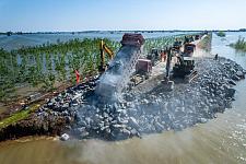 洞庭湖决口，中国网友质疑85亿人民币修堤与以沙堵堤失误（图）