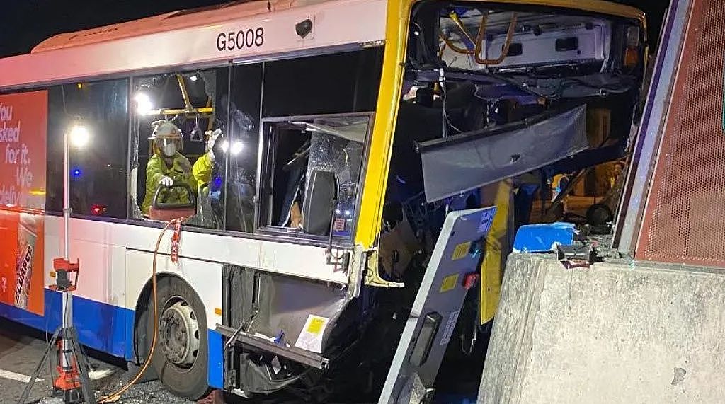 布里斯班bus撞上南区护栏！司机被困，7名乘客受伤，现场一片狼藉（组图） - 4
