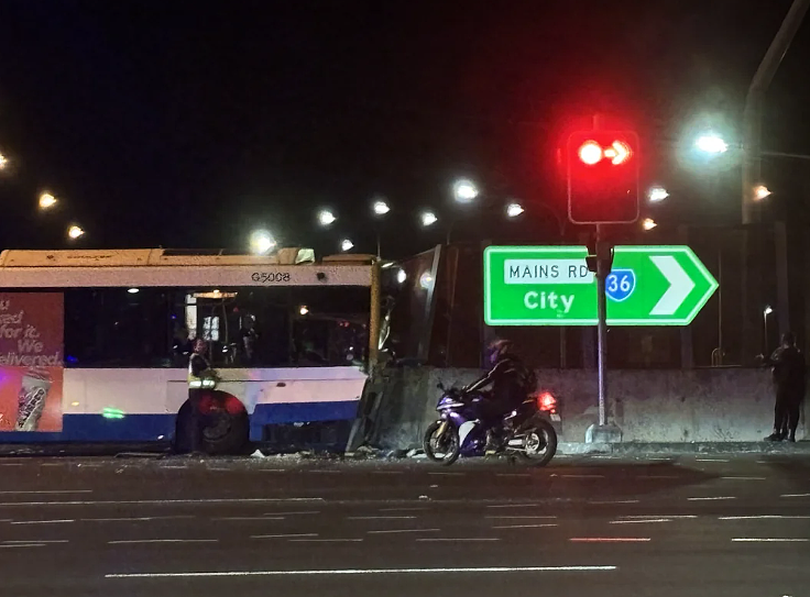 布里斯班bus撞上南区护栏！司机被困，7名乘客受伤，现场一片狼藉（组图） - 2