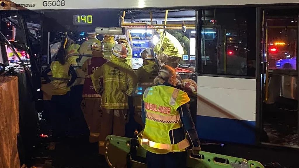 布里斯班bus撞上南区护栏！司机被困，7名乘客受伤，现场一片狼藉（组图） - 3
