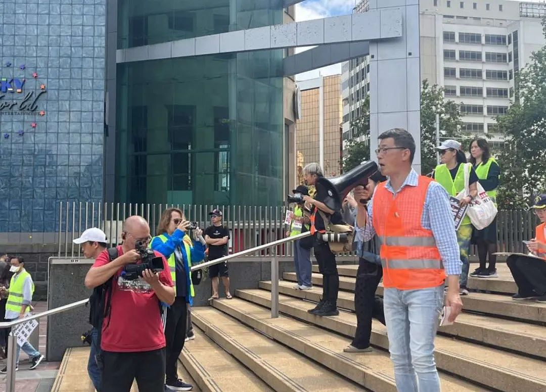 不忍了：新西兰华人准备上街！警方今日通告：打华人少年的女人，抓到了（组图） - 8