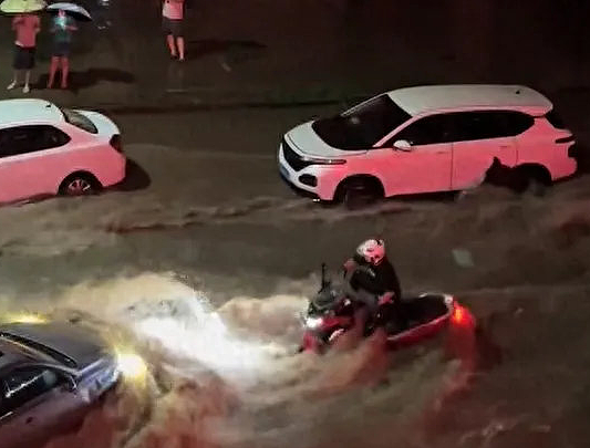 惊魂时刻曝光！山东淄博暴雨骑士连人带车被卷走，30秒消失在洪水中… （视频/组图） - 1