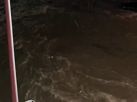 惊魂时刻曝光！山东淄博暴雨骑士连人带车被卷走，30秒消失在洪水中… （视频/组图） - 4