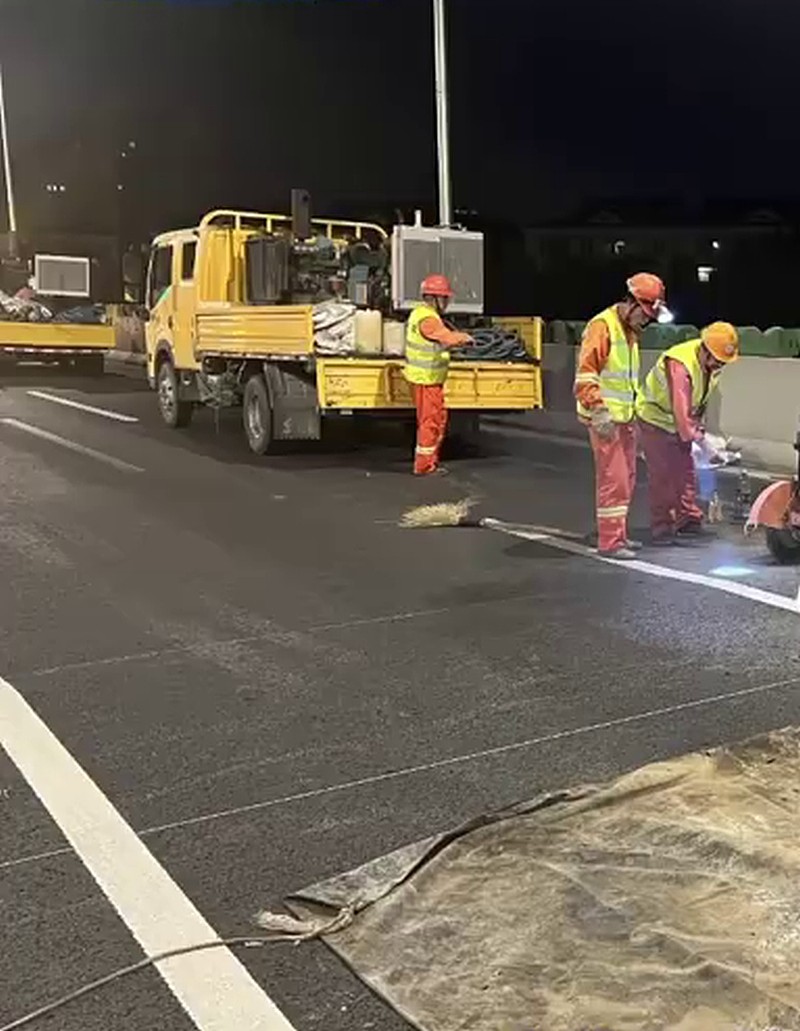 “热浪”袭上海！单位玻璃窗疑不堪高温自爆，高速公路变形现“涌浪”影片曝（视频/组图） - 5