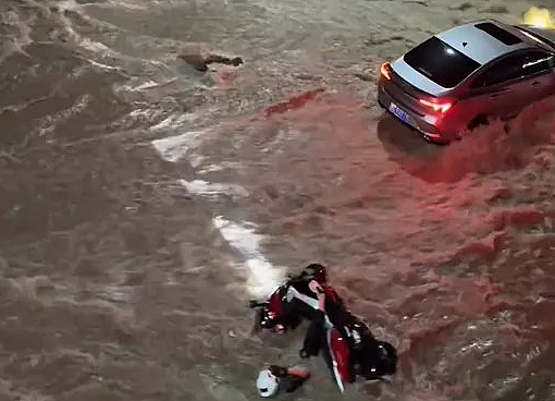 惊魂时刻曝光！山东淄博暴雨骑士连人带车被卷走，30秒消失在洪水中… （视频/组图） - 3