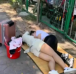 心酸！广东遍地都是找不到工作滞留的暑假工，躺在路边就睡着了（组图）