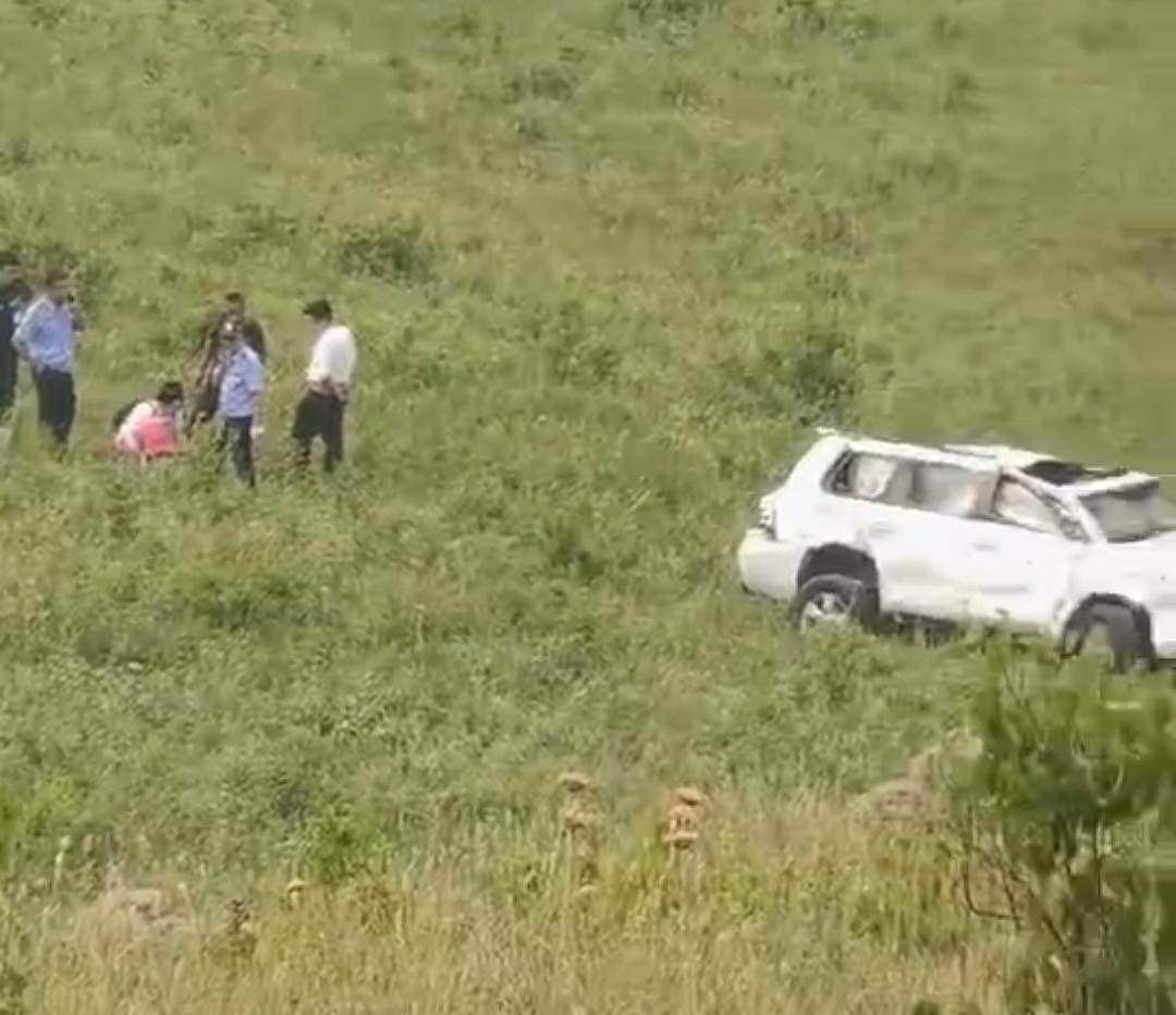 内蒙古一车辆侧翻致3死4伤，车上有游客，知情人透露更多细节（组图） - 4