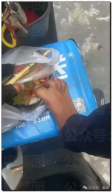 全网震怒！外卖小哥故意臭脚抠客户饭菜+吐痰进去引发爆议（组图） - 42