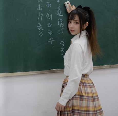 【美女】95后老师穿“JK制服”上课引热议：身材好到让学生分心了（组图） - 5