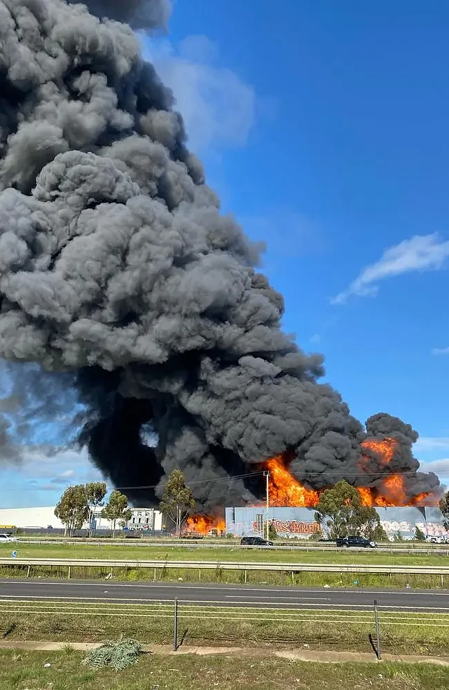 墨尔本化工厂连环爆炸起火！浓烟通天，几十公里外都看得到！空气中或残留有毒物质！居民被警告关闭门窗（组图） - 4