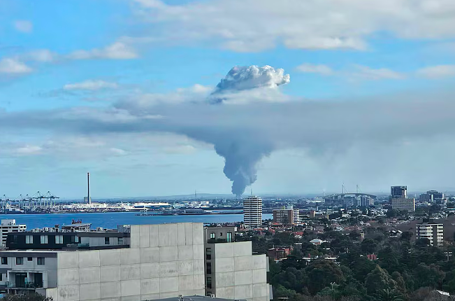 墨尔本化工厂连环爆炸起火！浓烟通天，几十公里外都看得到！空气中或残留有毒物质！居民被警告关闭门窗（组图） - 7