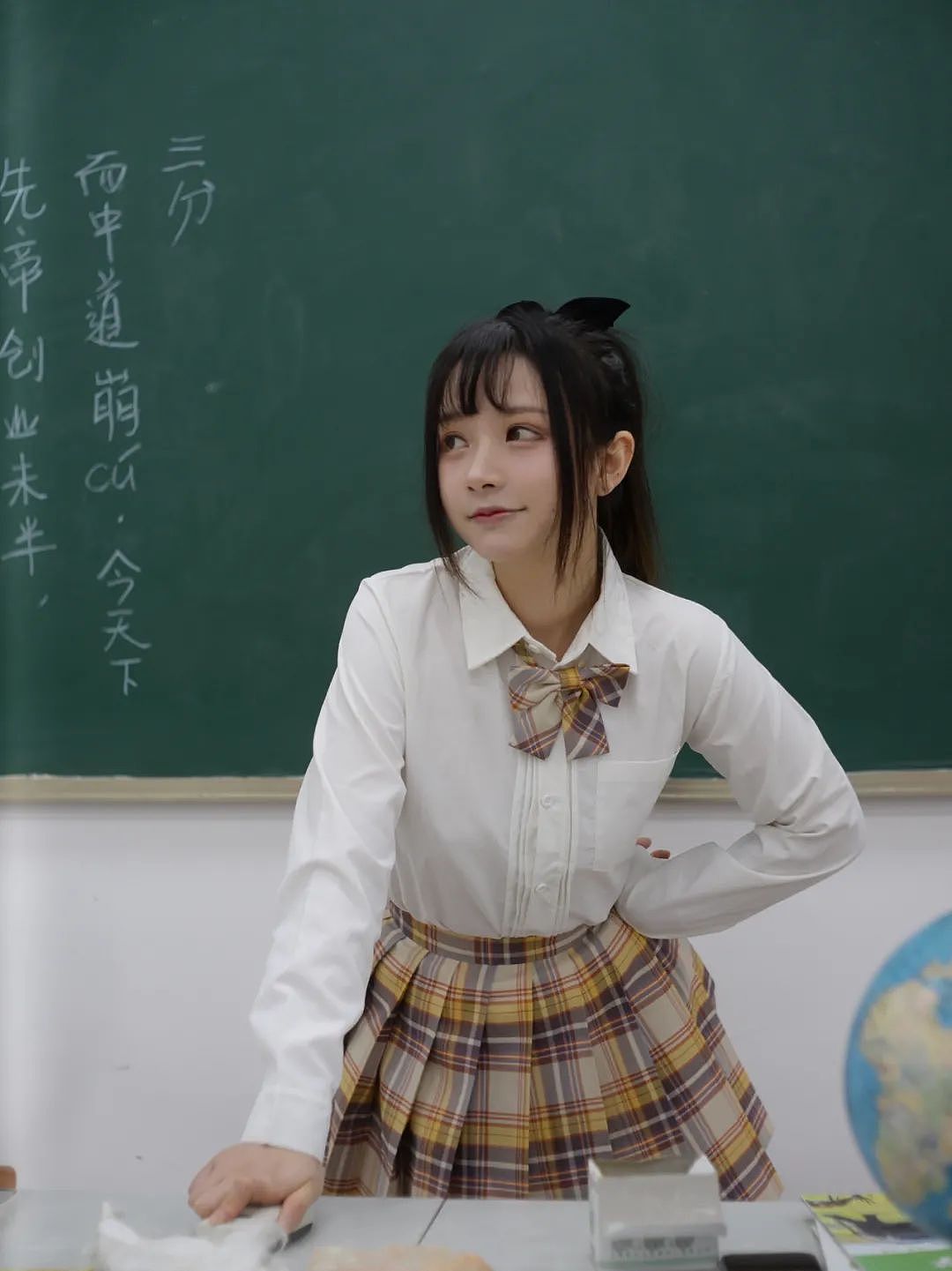 【美女】95后老师穿“JK制服”上课引热议：身材好到让学生分心了（组图） - 14