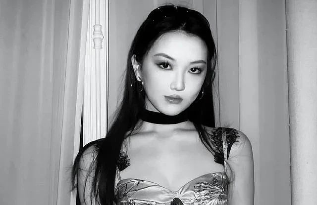 王菲女儿李嫣兔唇治好了！穿抹胸背心神似李亚鹏，气质不输天后（组图） - 4