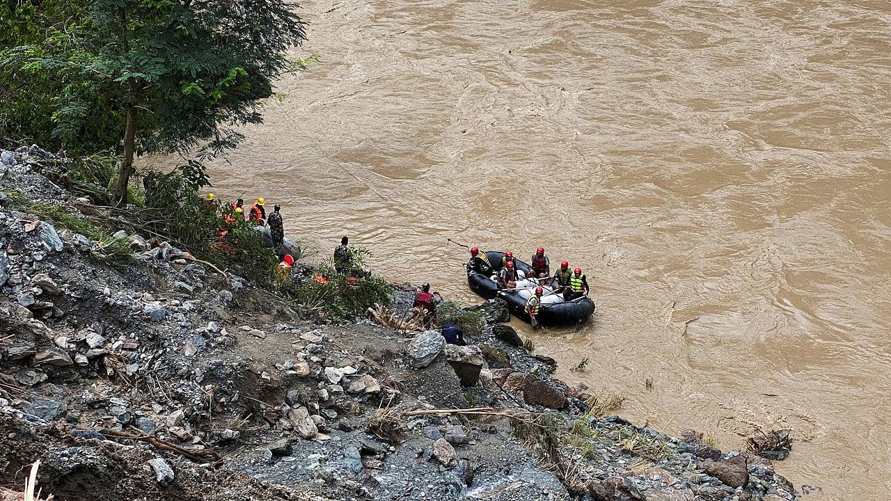 这国首都发生山泥倾泻2辆巴士堕河，救援人员：失踪55人无生还可能（图） - 1