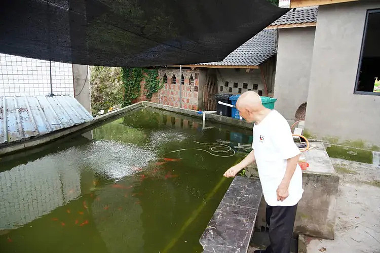 101岁爷爷给55岁孙儿雨中送伞走红！家人：他身体好得很，100岁时成功戒烟（视频/组图） - 4