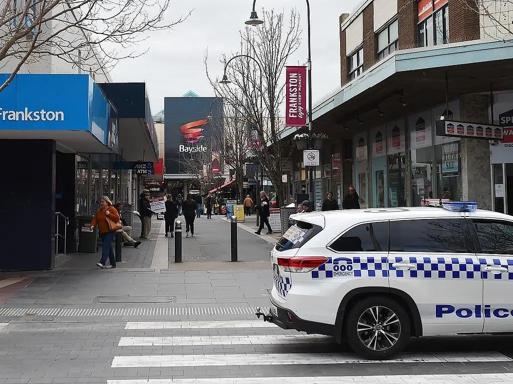 可怕！警察冲入墨东南购物中心，有人持大砍刀伤人，“地上大量血”（组图） - 2