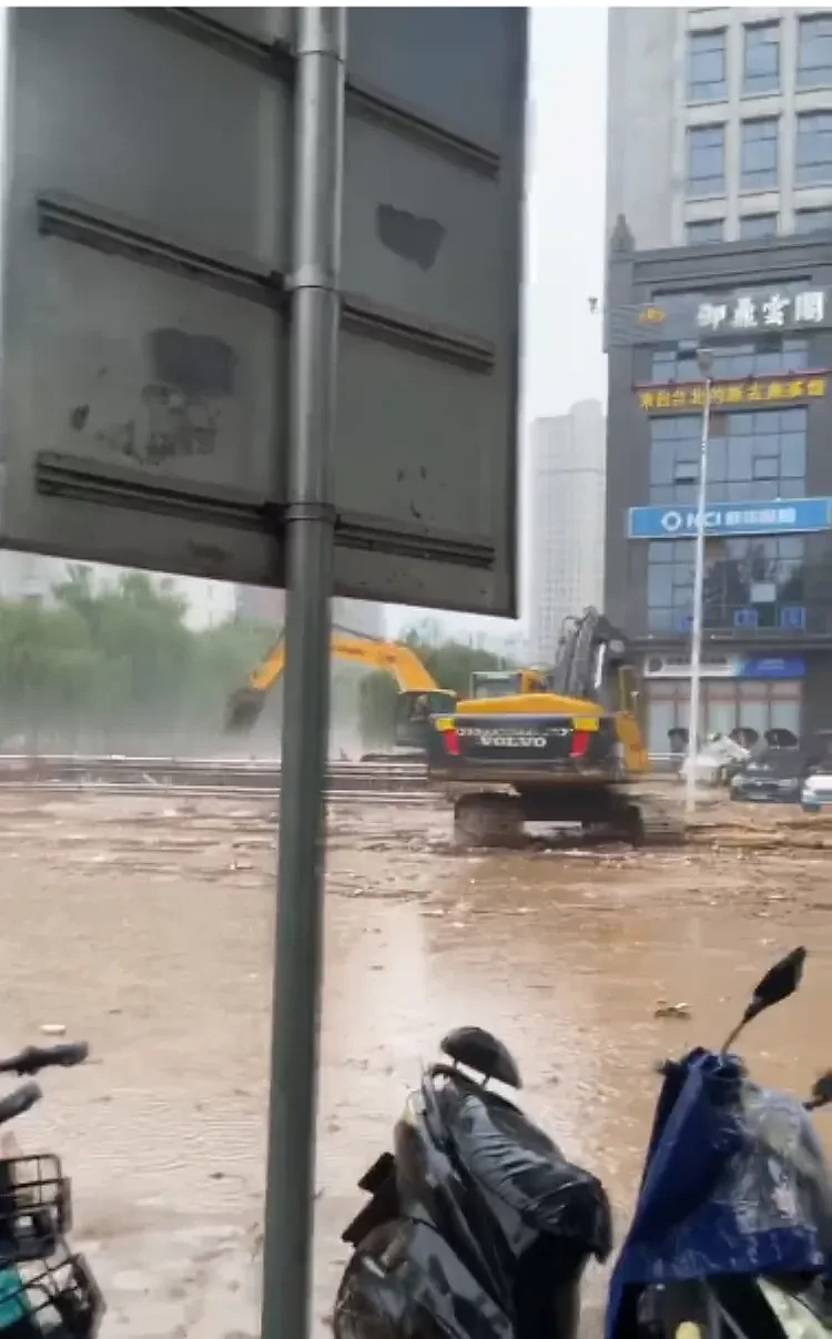 超过20辆！目击者讲述“宝鸡暴雨多辆汽车被冲走”（组图） - 3