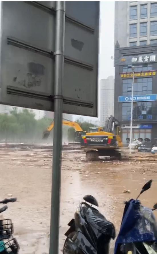 陕西宝鸡暴雨，目击者：20多辆车被冲走（组图） - 3