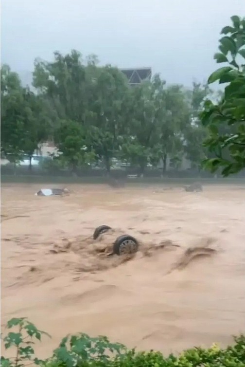 陕西宝鸡暴雨，目击者：20多辆车被冲走（组图） - 1