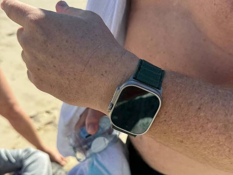 澳洲男子冲浪被卷入海中又抽筋，靠手上Apple Watch幸运获救（组图） - 2