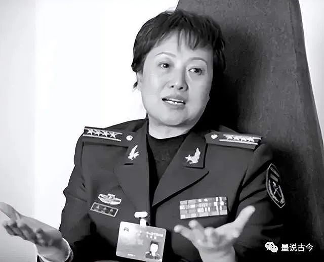 她是军中第一“女大老虎”，靠“独门绝技”征服高官，怕退休，花大钱买“少将军衔”（组图） - 4