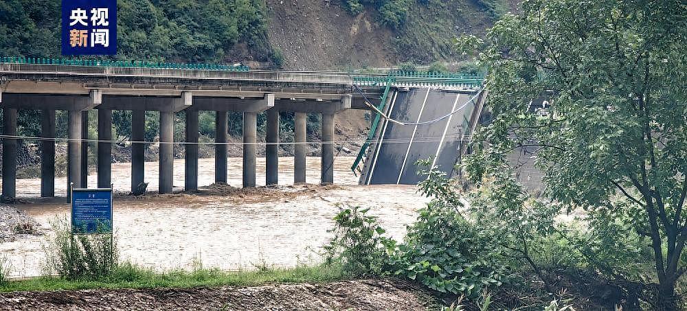 12人遇难！陕西暴雨致高速桥梁垮塌，18辆车31人失联，目击者讲述惊险瞬间（视频/组图） - 5