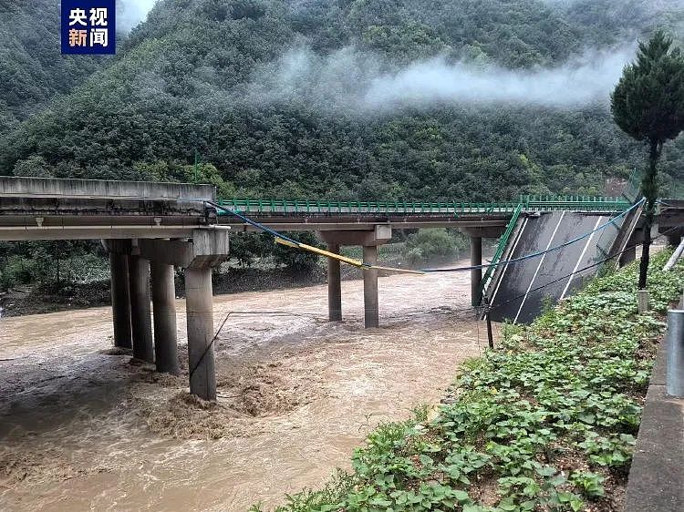 陕西一高速路大桥塌方，11人不幸遇难！已发现5辆坠河车辆，还有近20辆车30余人失联（组图） - 1