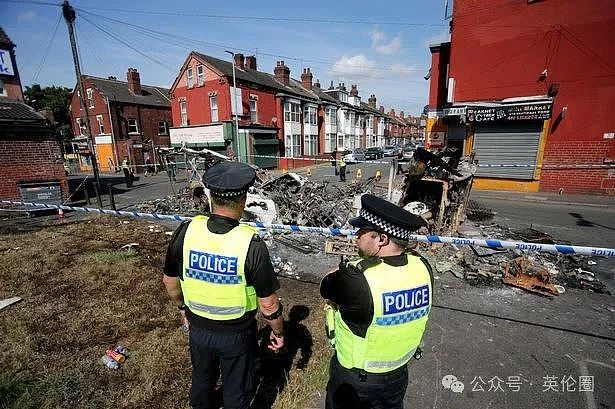 英国严重暴乱！烈焰冲天，围攻警车，打砸抢烧，人间炼狱...少数族裔贫困现状是一切起因？（组图） - 19