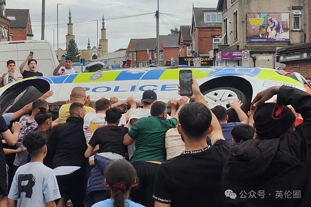 英国严重暴乱！烈焰冲天，围攻警车，打砸抢烧，人间炼狱...少数族裔贫困现状是一切起因？（组图） - 11