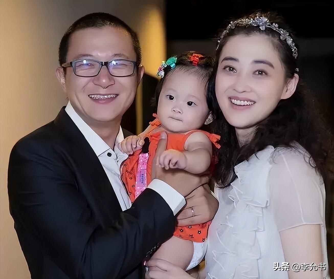 她是“最愚蠢”演员，闪婚2次，倒贴全副身家，如今48岁身价百亿（组图） - 21