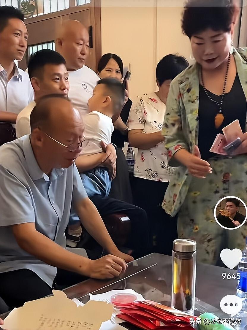 大衣哥为孙子摆满月宴，亲家喝8699元的茅15，村民喝400元剑南春（组图） - 17