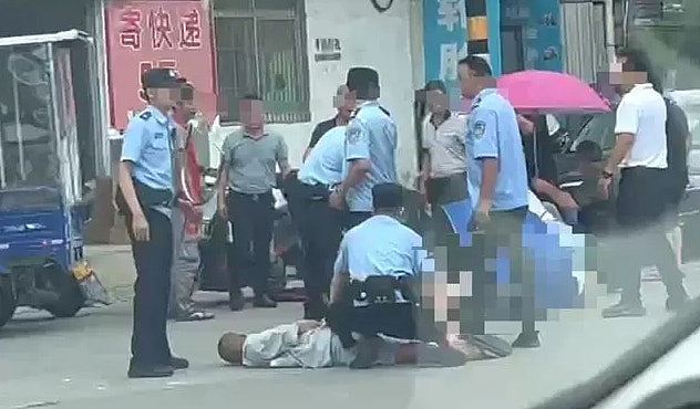 广东村干部取包裹时遭捅死，警方当场控制疑犯（组图） - 2