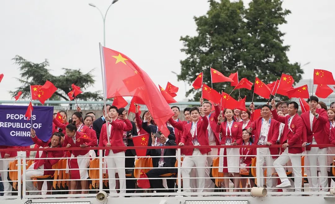 巴黎奥运会开幕！马龙举旗、贾玲亮相、传奇歌手现身，中国红闪耀塞纳河（组图） - 7