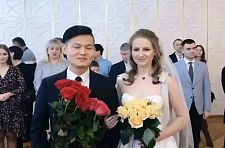 28岁内蒙小伙，娶了19岁乌克兰媳妇，新婚夜，新娘塞了一个包过来，打开一看直接傻眼（组图）