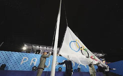 刷屏！巴黎奥运会开幕式登场，主火炬竟飞到了天上，但旗帜挂反了…小黄人偷走了《蒙娜丽莎》，贾玲也上了红毯（组图） - 6