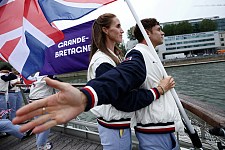 巴黎奥运会开幕式各国选手乘船登场，英国队戴利重演《铁达尼号》经典一幕（组图）