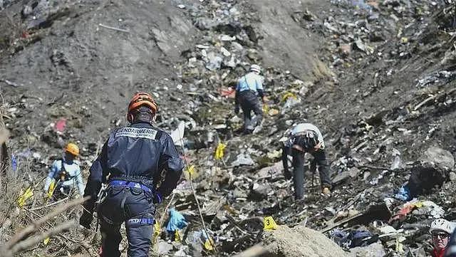 2015年，机长尿急上厕所，副机长趁机携149人撞山，原因吓坏众人（组图） - 5