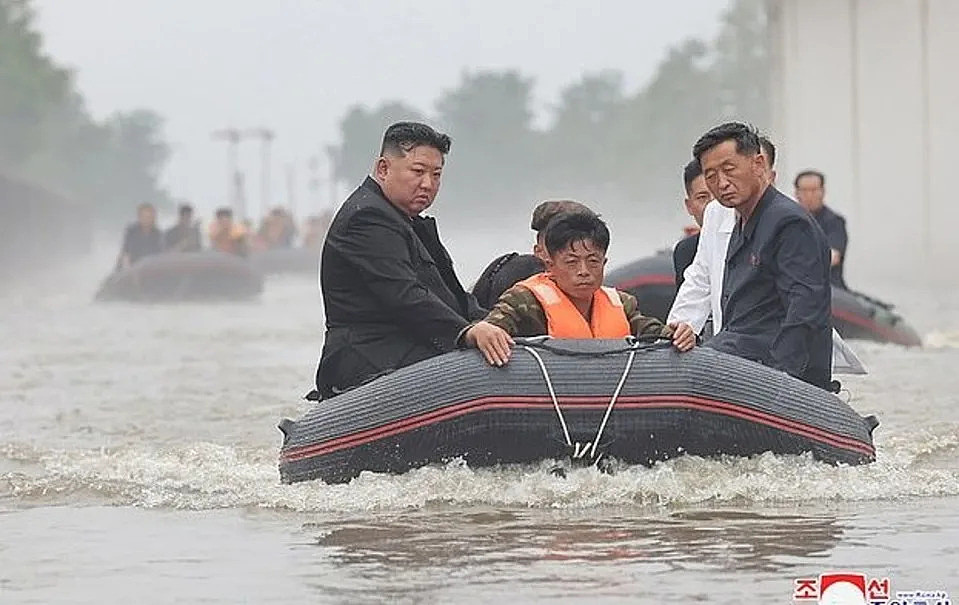 金正恩拚了！划汽艇乘风破浪险撞树，相扑级体重一人抵三人（组图） - 1