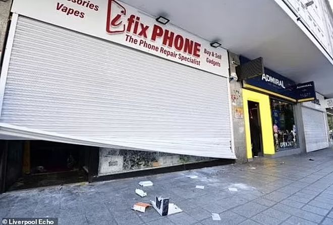 英国多地爆骚乱，打砸商店抢走手机、葡萄酒、洞洞鞋，打伤警察（组图） - 3